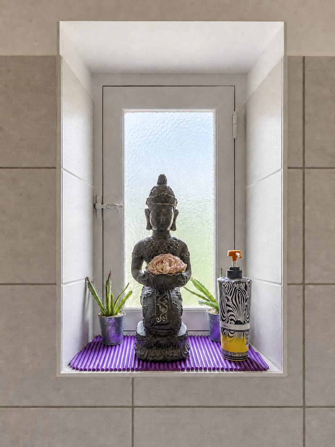 Statue de Bouddha dans la salle d'eau du salon de massage Mairesia à Villeurbanne