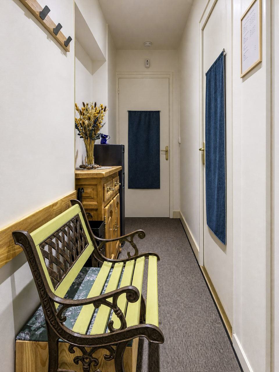 Couloir d'accueil et banc d'attente du salon de massage Mairesia à Villeurbanne