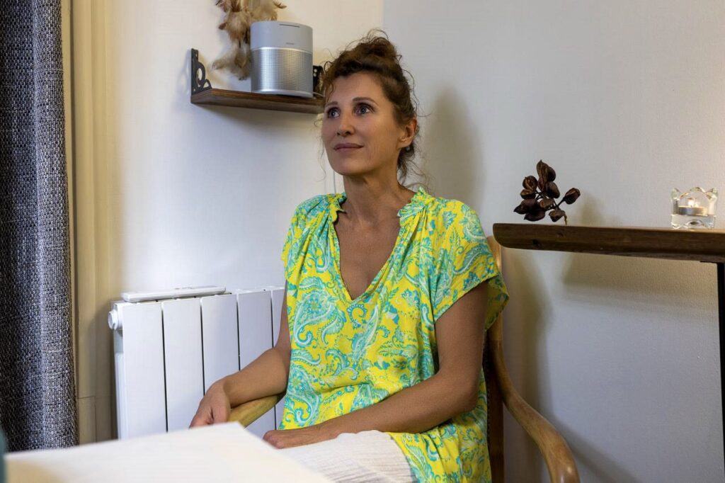 Temps d’échange avant le massage dans la salle de soin du salon Mairesia à Villeurbanne