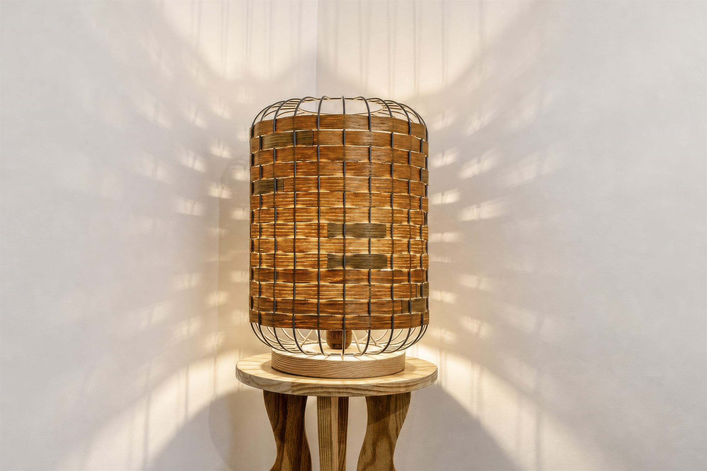 Lampe en bois tressé allumée dans le salon de massage Mairesia à Villeurbanne