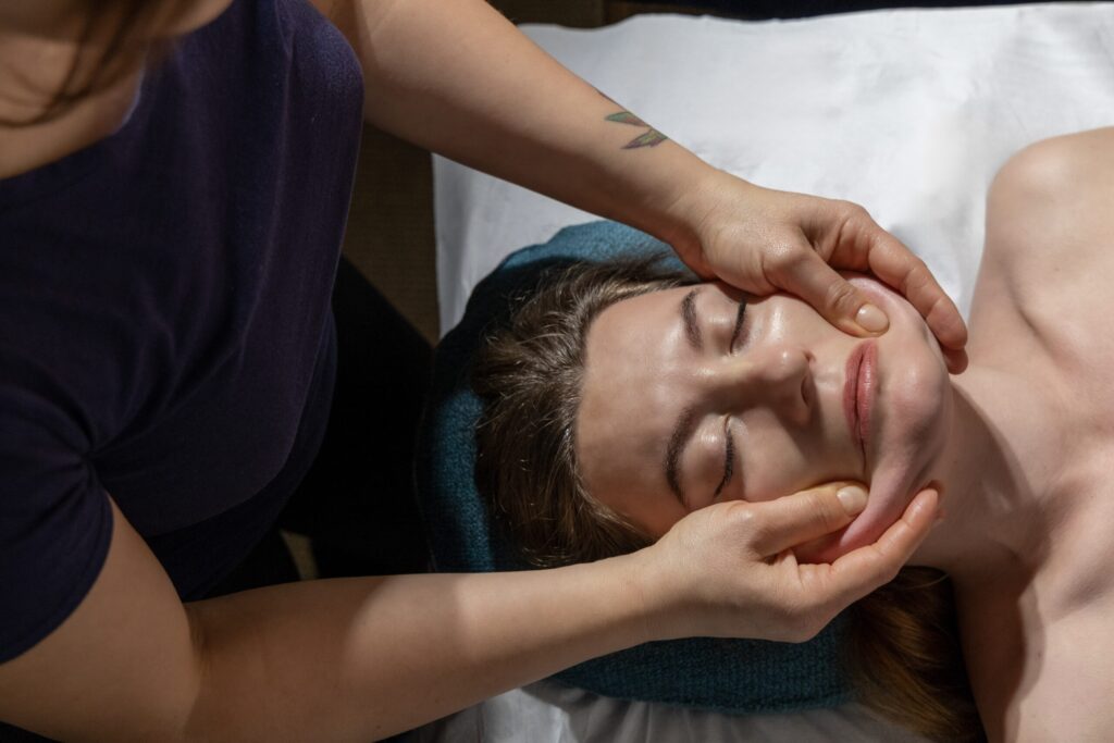 Massage du visage au salon Mairesia à Villeurbanne