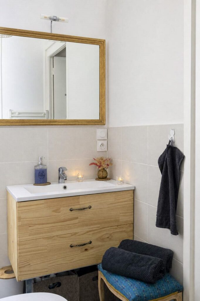 Salle d’eau avec serviettes au salon de massage Mairesia à Villeurbanne