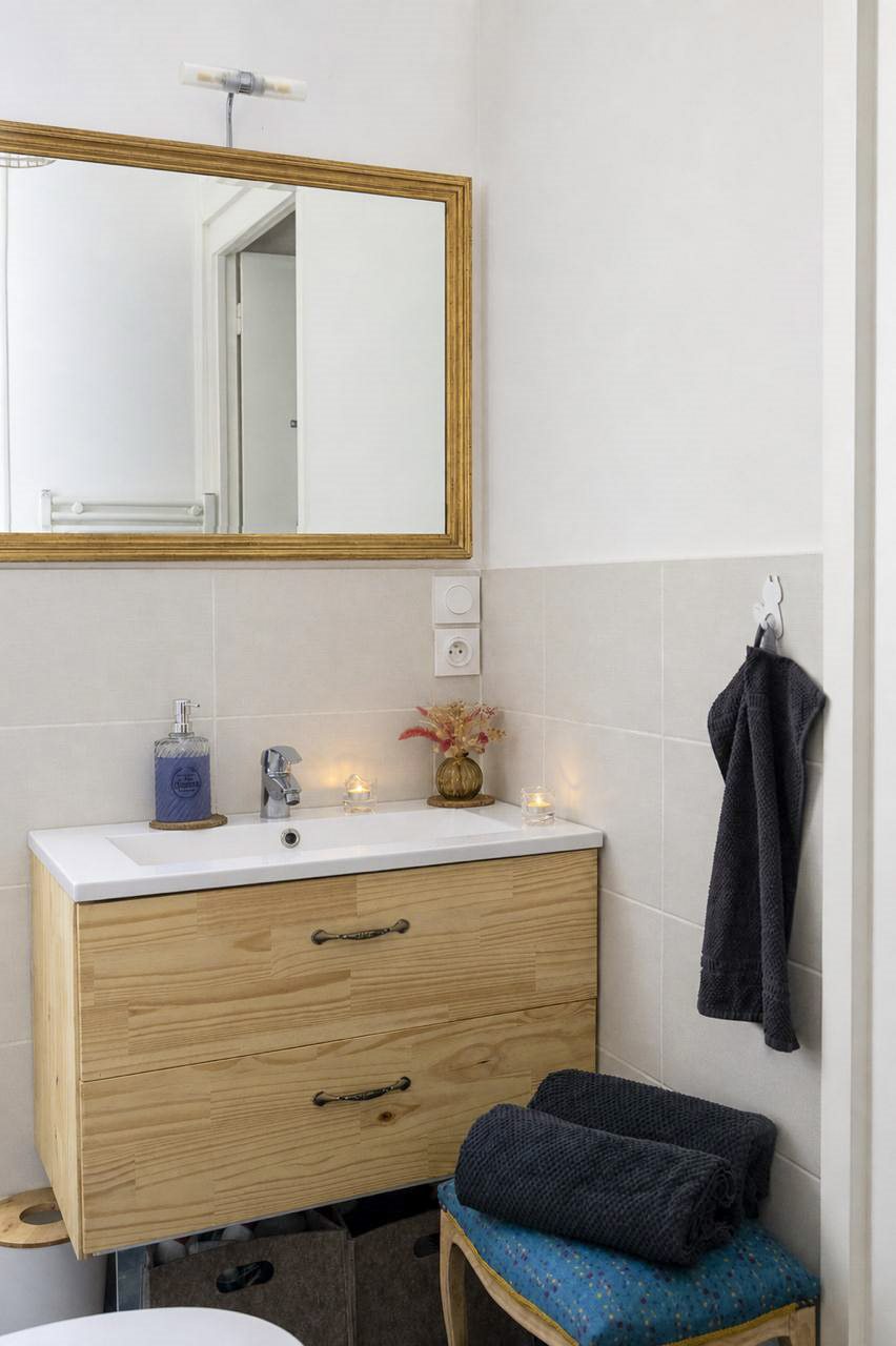 Salle d’eau avec serviettes au salon de massage Mairesia à Villeurbanne