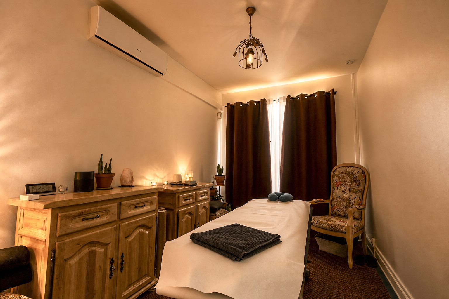 Salle de massage en lumière chaude au salon Mairesia à Villeurbanne